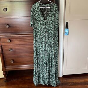Madewell Floral Dress in Black and green. Midi. Short sleeves.